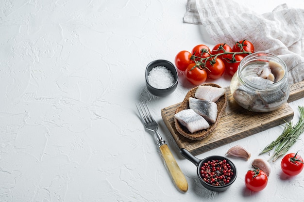 Stół z domowym jedzeniem, talerze i składniki